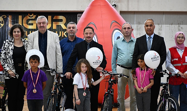 Biga Kaymakamı Ercan Kayabaşı’ndan öğrencilere anlamlı ödüller