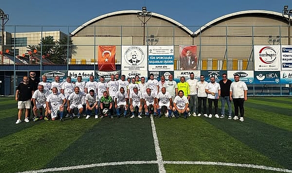 Biga'nın futbol efsaneleri yıllar sonra aynı sahada buluştu