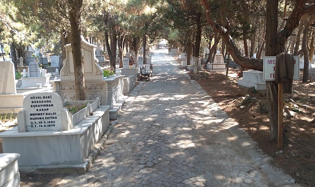 Bozcaada Mezarlığı bayrama hazırlandı