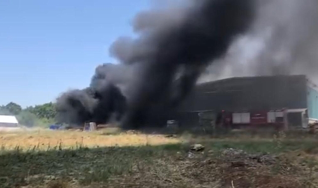 Çanakkale’de plastik cam fabrikasında çıkan yangın kontrol altında