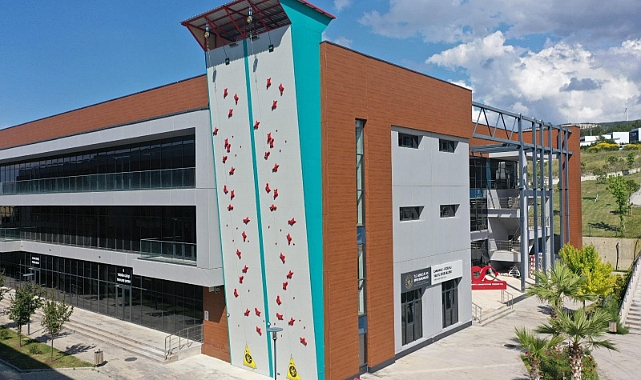 Güzelyalı Kamp Merkezi’ne Uluslararası Standartlarda Tırmanma Duvarı