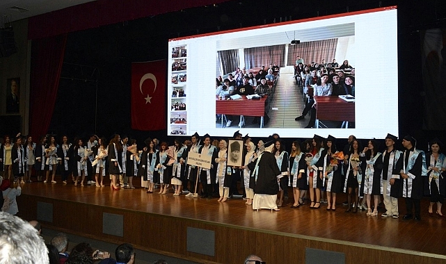 İnsan ve Toplum Bilimleri Fakültesi mezuniyet töreni gerçekleşti