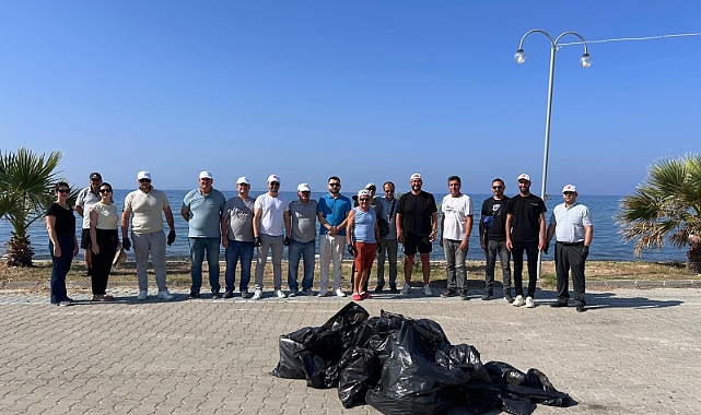 Küçükkuyu'da Çevre Haftası'nda sahil temizlendi