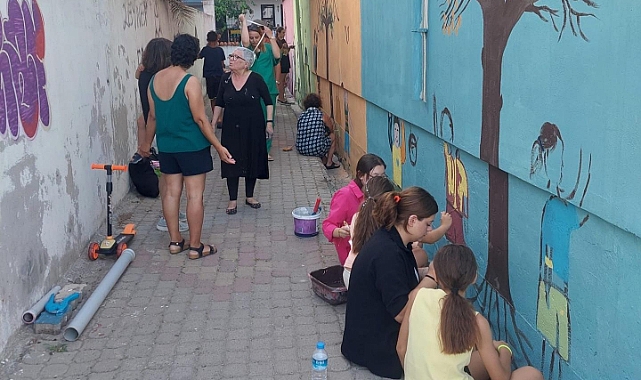 Küçükkuyu’da çocuklar duvarlara renk kattı