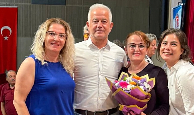 Milletvekili Güneşhan, kızıyla birlikte halk oyunları gösterisini izledi