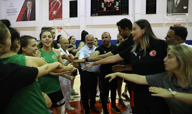 Vali Ömer Toraman’dan U18 Kız Basketbol Milli Takımı'na moral ziyareti