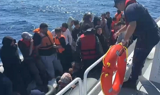 Çanakkale Açıklarında Yunan Unsurları 39 Kaçak Göçmeni Ölüme Terk Etti!