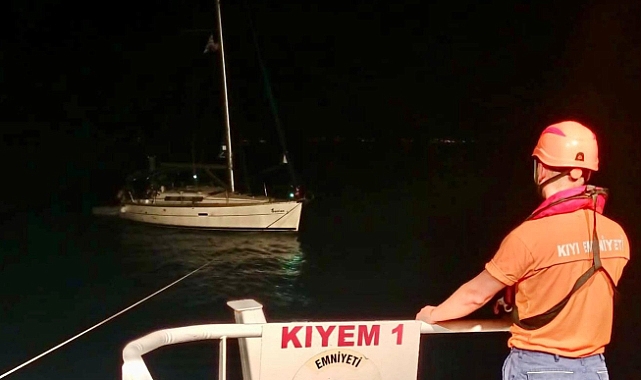 Çanakkale Boğazı'nda Arıza Yapan Tekne Yedeklenerek Çekildi