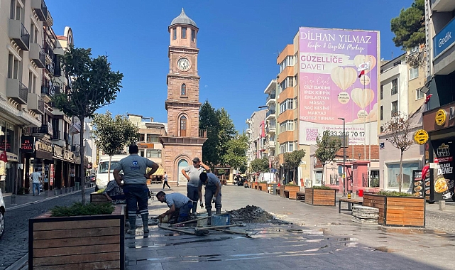 Çanakkale'de Saat Kulesi önünde su borusu patlağı