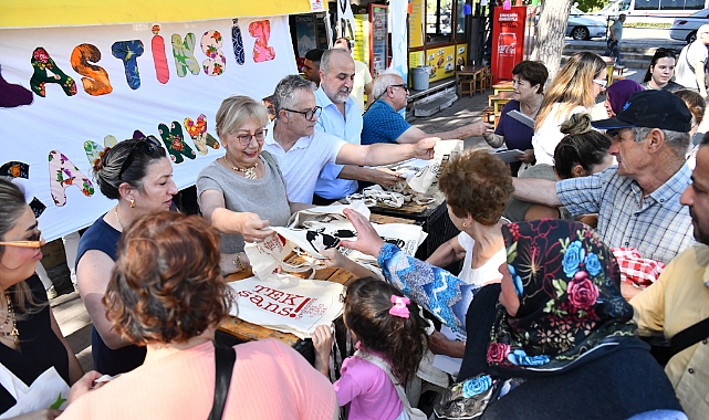 Cuma Pazarı’nda bez çantalar dağıtıldı