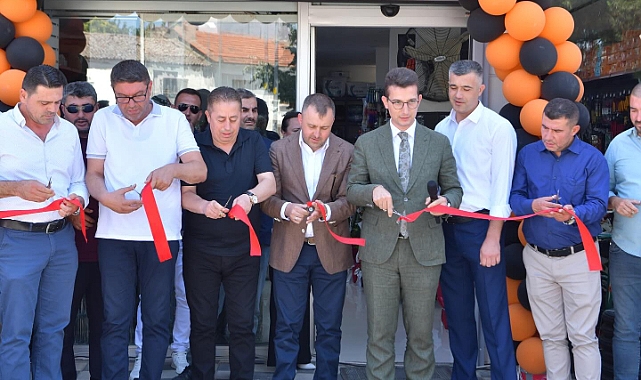 Ezine’de Berberoğlu Yapı Market Hizmete Açıldı