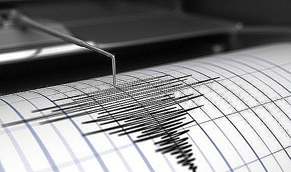 Gelibolu açıklarında sürüklenen tekne ve içindeki 6 kişi kurtarıldı