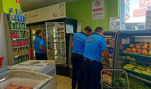 Küçükkuyu’da zincir marketlerde son tüketim tarihi denetimi