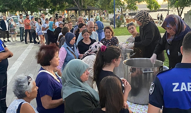 Lapseki Belediyesi’nden aşure ikramı
