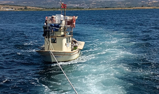 Lapseki Umurbey Feneri Açıklarında Sürüklenen Tekne Kurtarıldı
