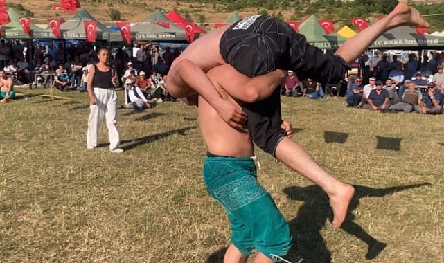 Pehlivan rakibini karıştırdı, er meydanı kahkahaya boğuldu