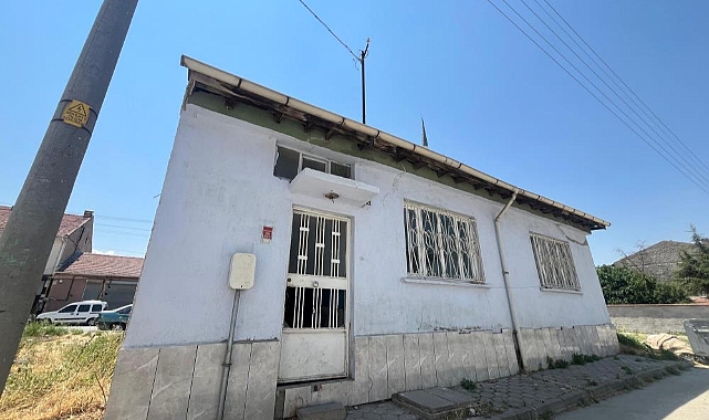 Sahibi ölen boş eve yabancı kişiler yerleşti, muhtar harekete geçti