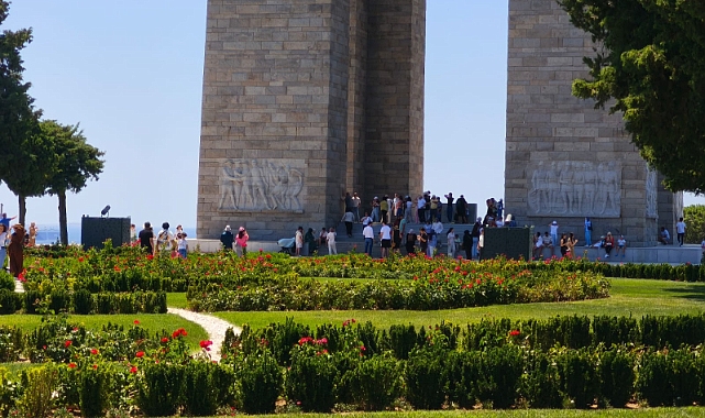 Yaz Tatilinde Çanakkale Ruhu: Öğrenciler Şehitliğe Akın Ediyor