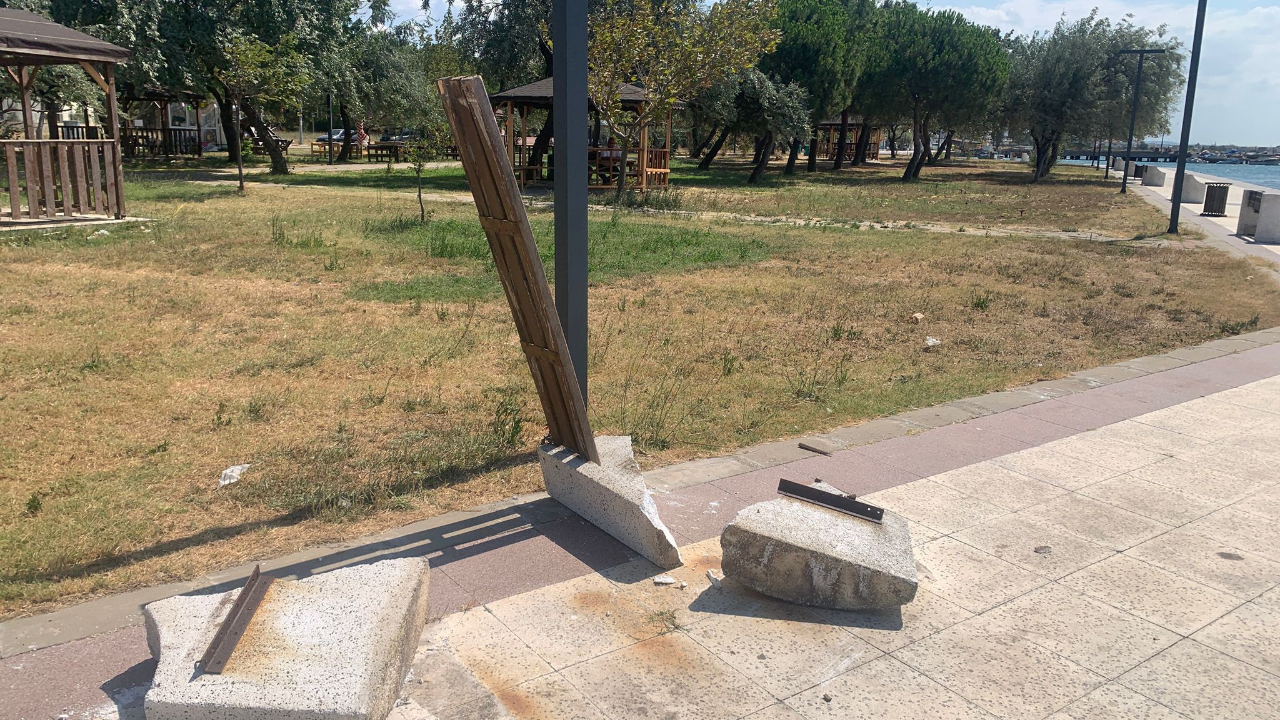 Çardak sahilindeki banklara zarar verildi