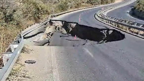 Söke-Kuşadası Karayolu'nda yol çöktü