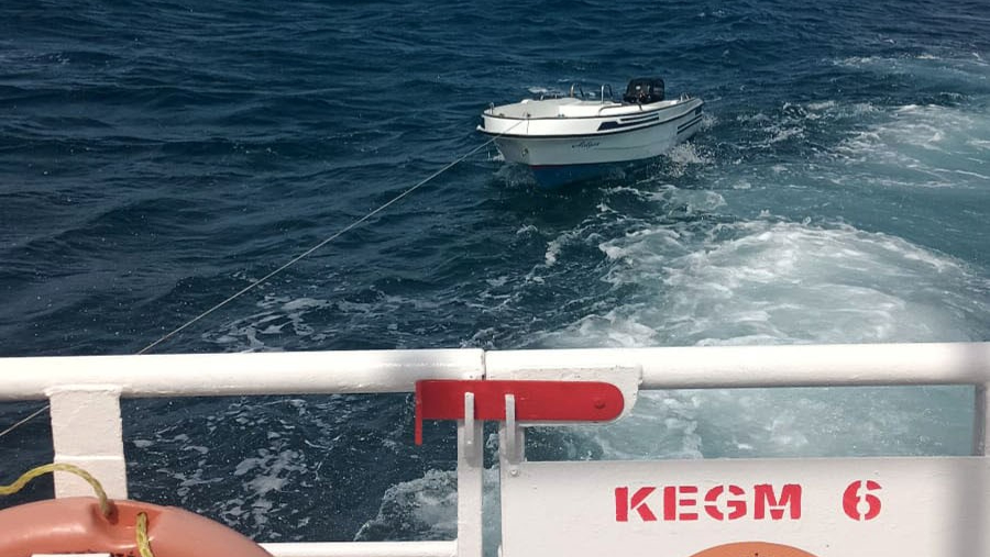 Çanakkale Boğazı'nda başıboş tekne Lapseki'ye bağlandı