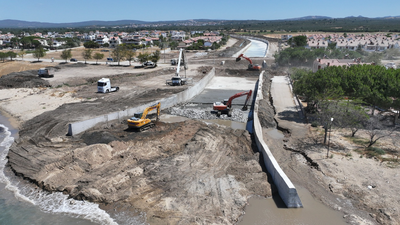 Geyikli Çakal Deresi taşkın koruma inşaatı tüm hızıyla sürüyor