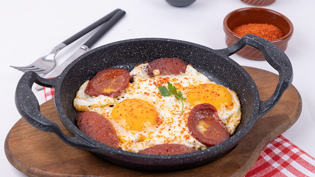 Afyonkarahisar'da Dünyanın En Büyük Sucuklu Yumurtası İçin Rekor Denemesi