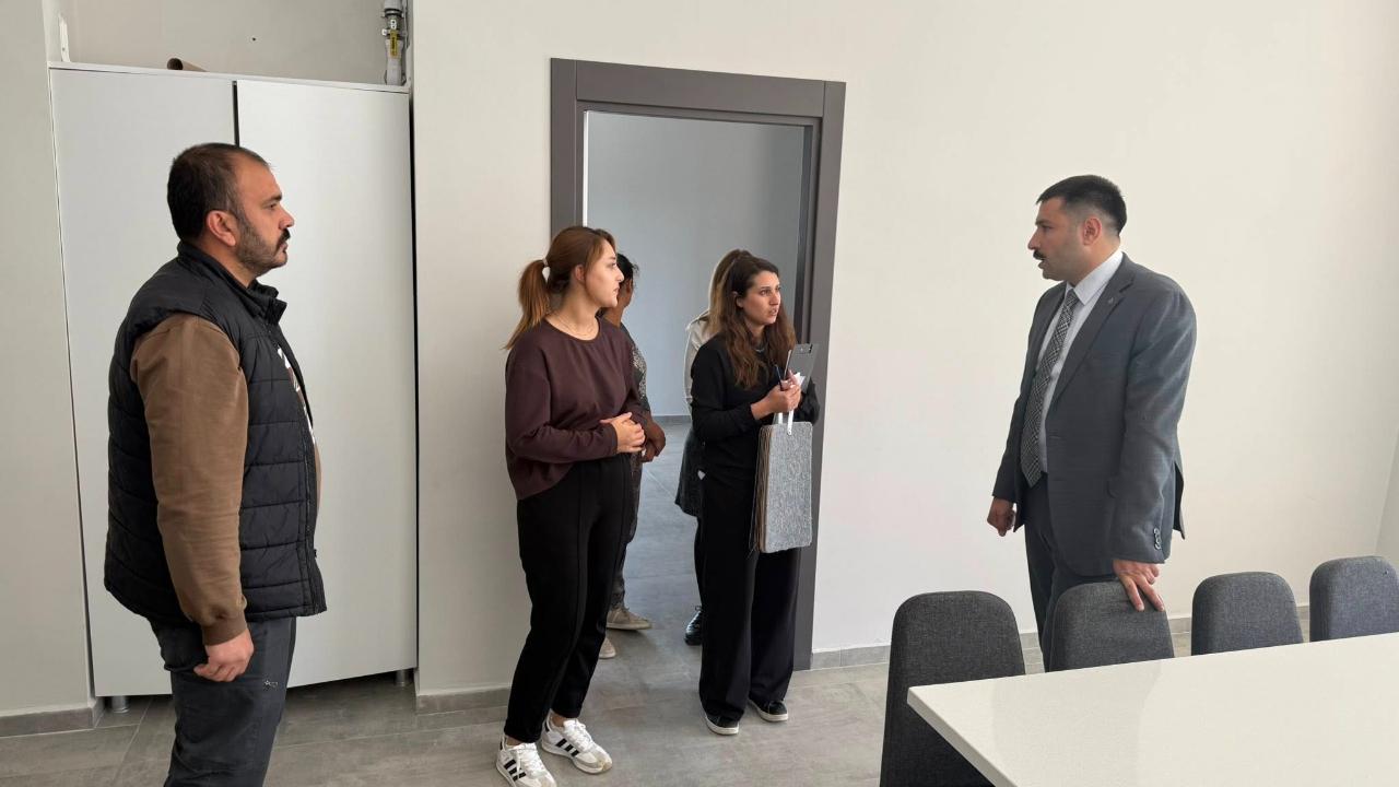 Ayvacık Kaymakamı Karali, Meslek Edindiren SODAM'ı Ziyaret Etti: Aşçı Çırağı Kursunda Neler Oluyor?
