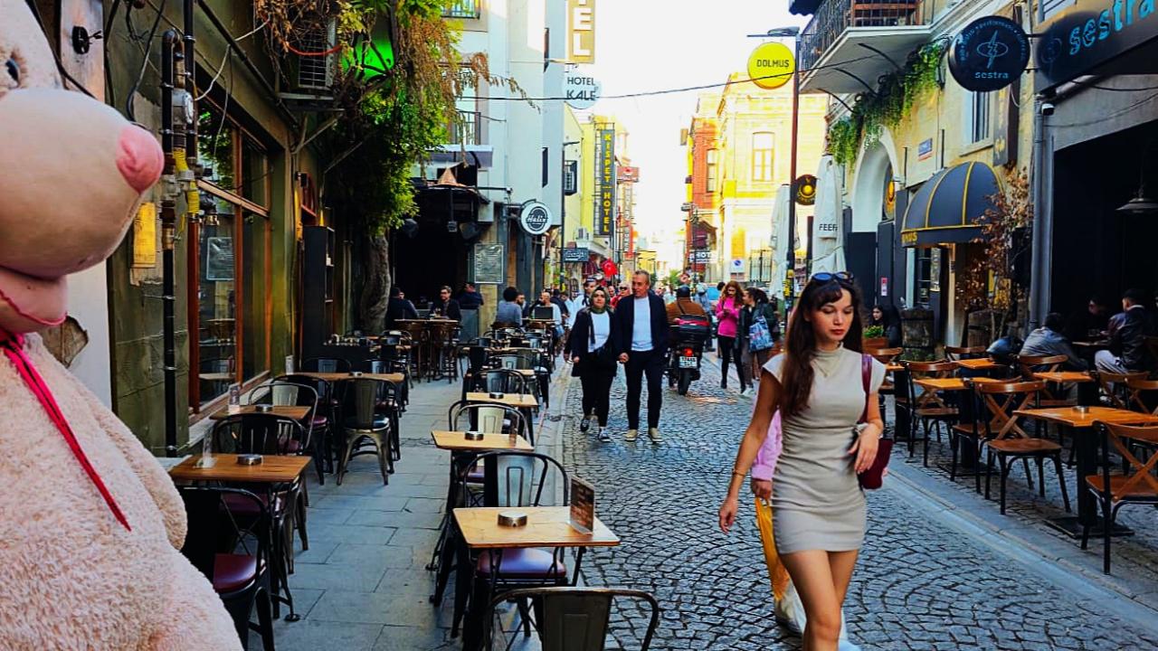 Bu Sokak Artık Sahne Oldu: Masalar Yolda, Kahkahalar Havada Bir Yudum Huzur Burada!