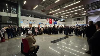 Çanakkale Havalimanı'nda Umre Yoğunluğu: 5 Seferle Yaklaşık 900 Kişi Kutsal Topraklara Uğurlandı
