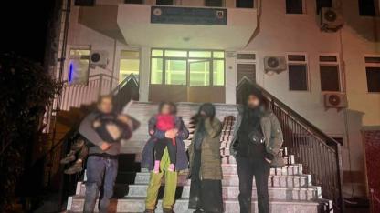 Çanakkale'de Göçmen Kaçakçılığı Operasyonları: 3 Organizatör ve 27 Kaçak Göçmen Yakalandı