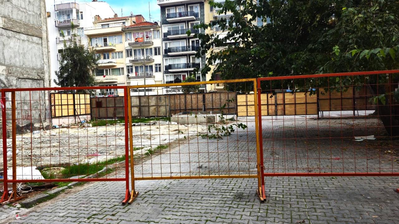 Çanakkale'nin Göbeğinde Skandal! Müteahhit Yolu Kapattı, Vatandaşın Güzergahı Çocuk Parkı Oldu: "Hangi Hakla?"