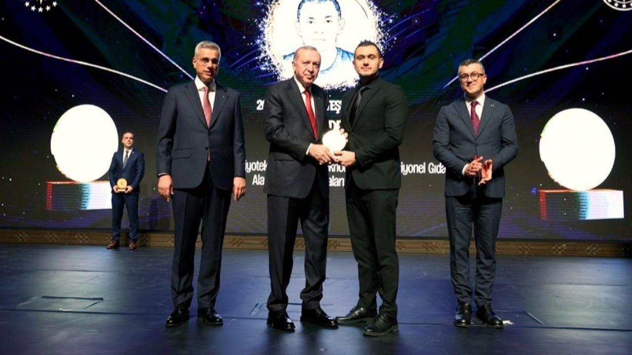 ÇOMÜ’lü Prof. Dr. Sercan Karav'a TÜSEB Teşvik Ödülü! Ödülünü Cumhurbaşkanı Erdoğan’ın Elinden Aldı!