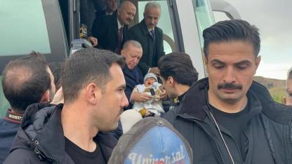 Cumhurbaşkanı Erdoğan, 4 aylık bebeği görünce konvoyu durdurdu