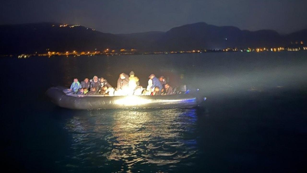 Ege'nin Ortasında Korku Dolu Anlar: Motoru Bozulan Bottaki 34 Göçmen Kurtarıldı