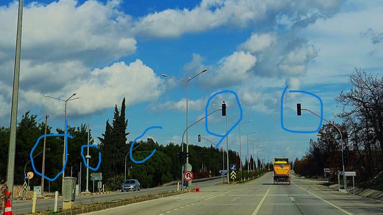 Güzelyalı Kavşağında Bitmeyen Kabus: Onca Ölümden Sonra Bile Hala Trafik Lambaları Aktif Edilmedi! Peki Neyi Bekliyoruz ?