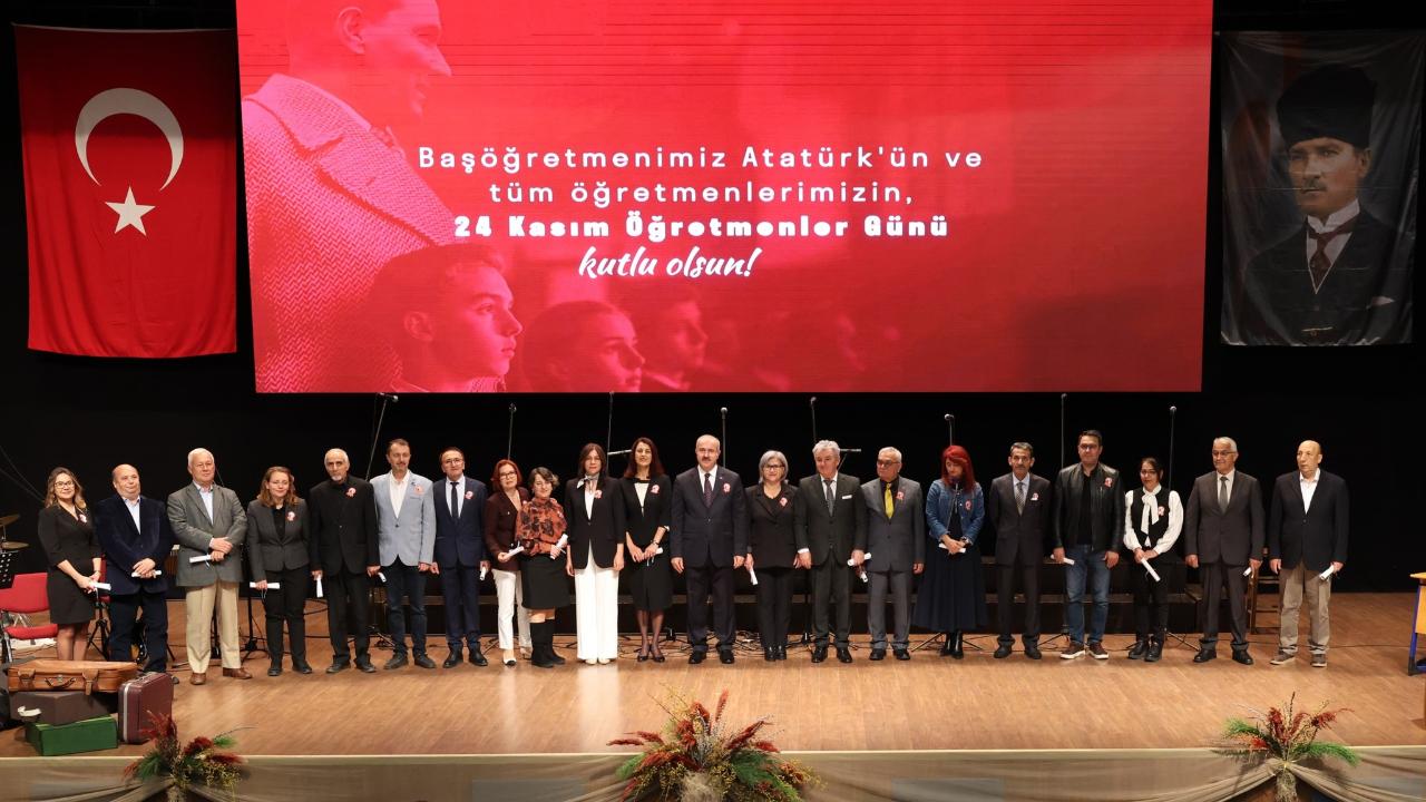 İÇDAŞ Kongre Merkezi Doldu Taştı! Vali Toraman'dan Emekli Öğretmenlere Bizzat Teşekkür ve Hizmet Şeref Belgesi!