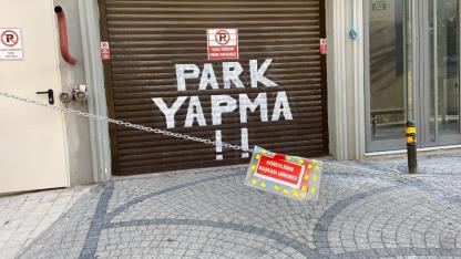 Fevzipaşa Mahallesi'nde Yaya Çilesi: Otopark uyarısı için çekilen zincir, kaldırımı kapattı!