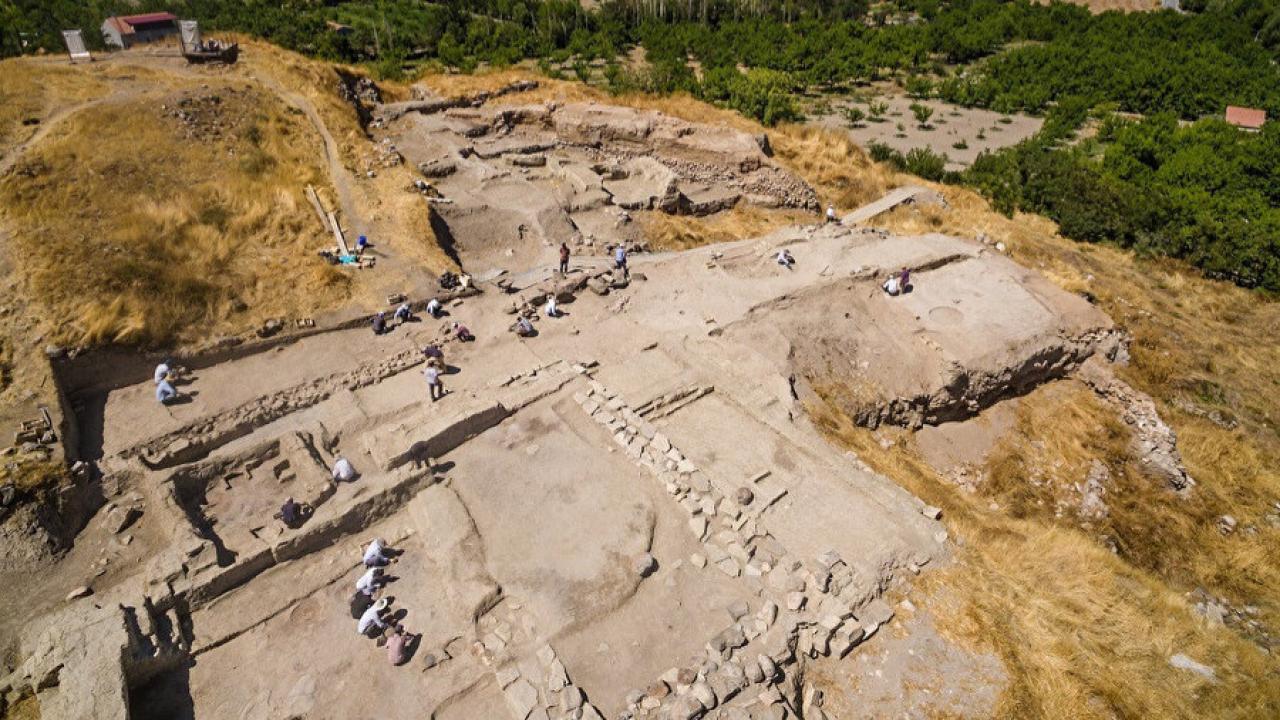 Tokat'tan Malatya'ya Uzandı: Tarihi Höyüğe Kaçak Temel Atanlar Yandı! Koruma Kurulu Yıkım Kararı Aldı.
