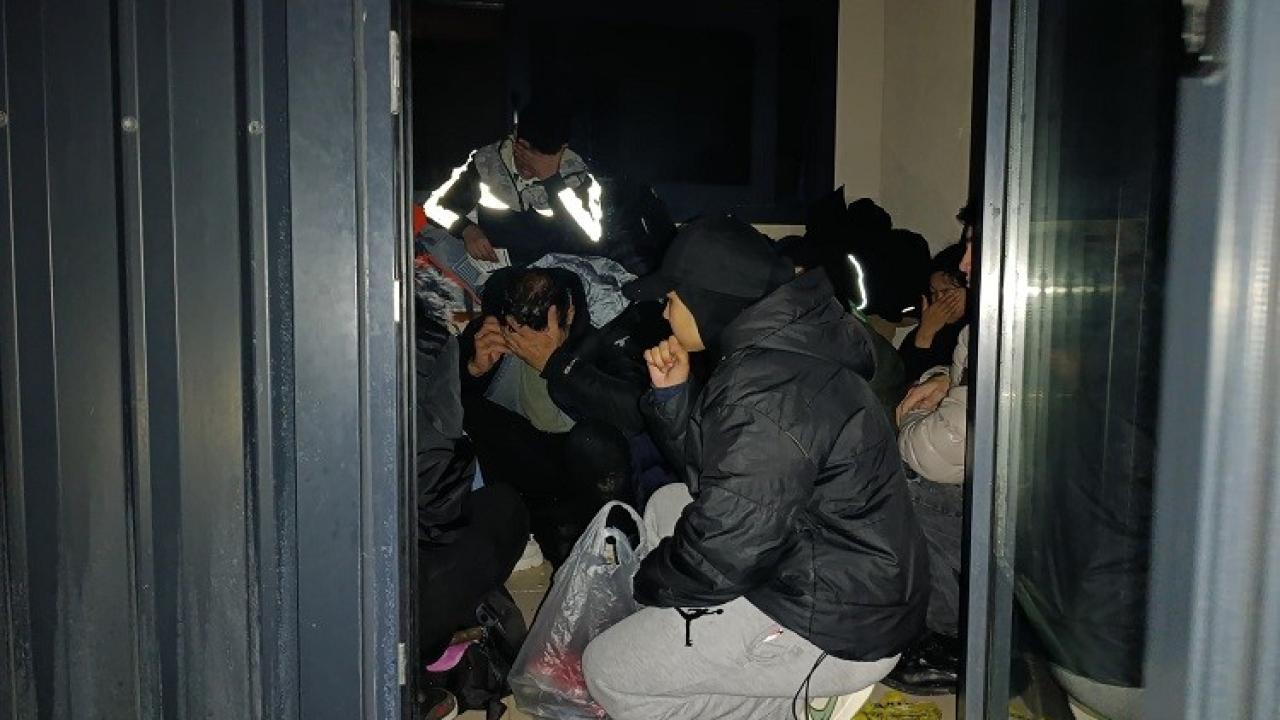 Ayvacık'ta 14'ü çocuk, 32 kaçak göçmen yakalandı