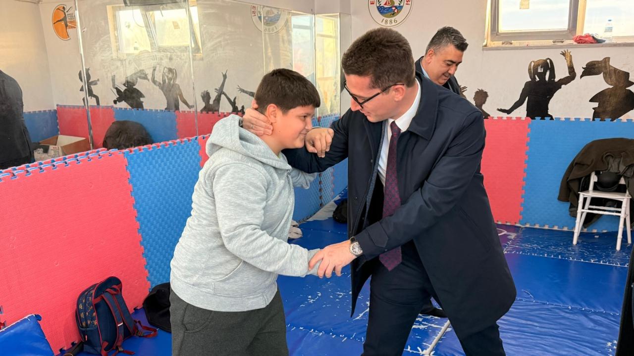 Ezine'de Geleceğin Şampiyonlarına Tam Destek: Kaymakam Kaptanoğlu Antrenmanda!