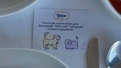 Çanakkale Yalova Restaurant'tan örnek davranış: Artan yemekler sokak hayvanları için "paketle götür" kutularında!
