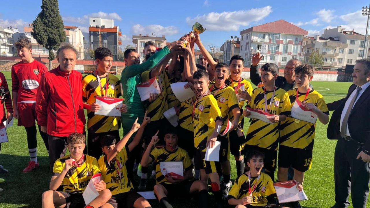 ŞAMPİYON BELLİ OLDU! Okul Sporları Yıldız Erkek Futbolunda Çanakkale'yi Kim Temsil Edecek? Şimdi Sıra Türkiye Şampiyonasında!