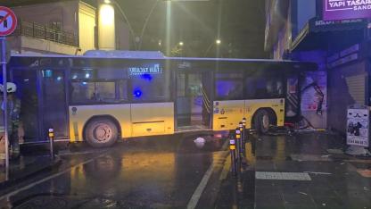 İETT otobüsü binaya çarptı: 6 yaralı