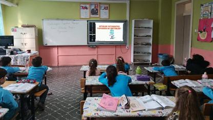 Yenice Cumhuriyet İlkokulu’nda gelecek toprakla yeşeriyor