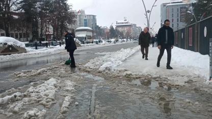 Muş’ta Su Birikintisine Kürekli Müdahale: Polis Memurunun Duyarlılığı Takdir Topladı