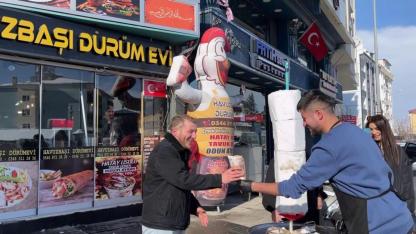 Döner Bıçağını Kaptı, Karın Başına Geçti: Sivas’ta Görenleri Şaşırtan ‘Kardan Dürüm’ İkramı