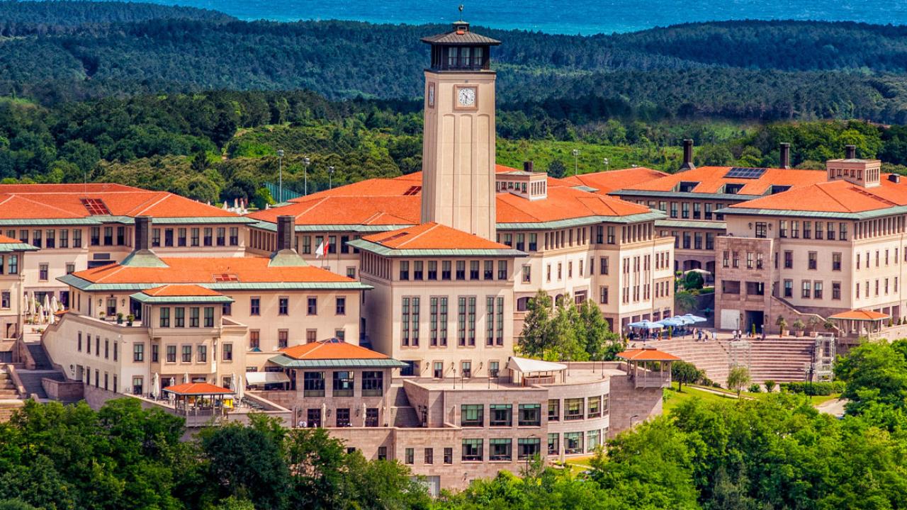 Tıpta Uzmanlıkta Yeni Dönem: Koç Üniversitesi’nin İlanındaki "Nadir Hastalıklar" ve "Yapay Zeka" Detayı