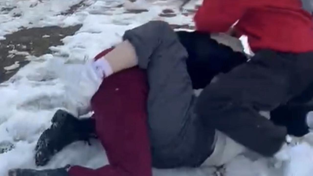 Akran Zorbalığı! Orta Okuldaki Kızı Sürükleyip Kameraya Aldılar!