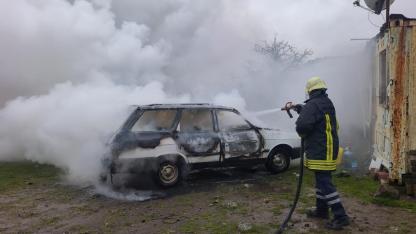 Ayvacık’ta Park Halindeki Otomobil Saniyeler İçinde Alev Topuna Döndü!